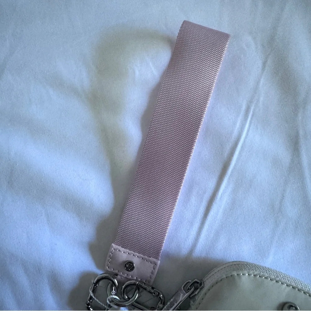 58🆕🩷 LAST ONE Lululemon Dual Pouch Wristlet - Flush Pink / Bone - Picture 4 of 7